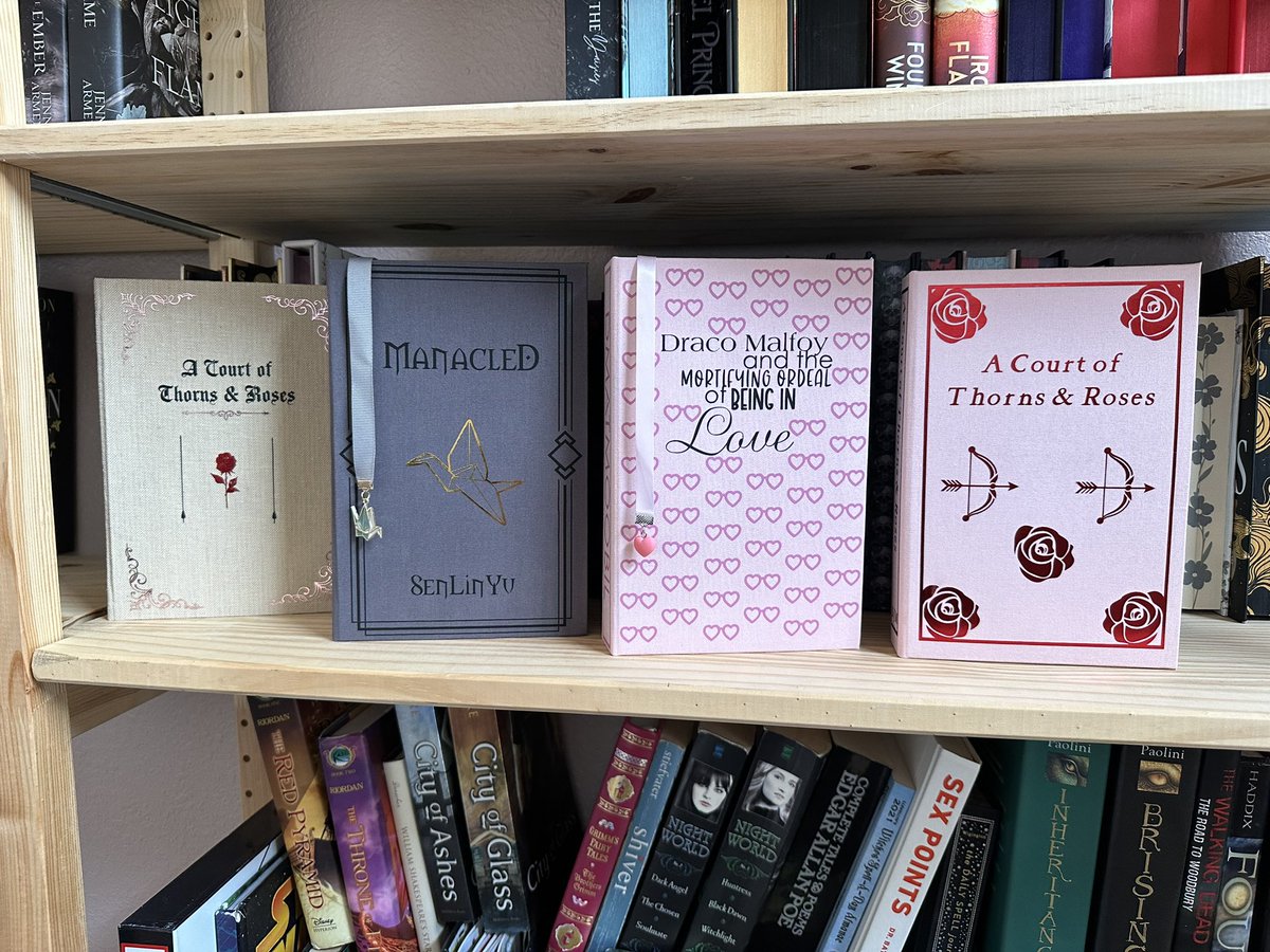 LadyUtopiaXV's tweet photo. Been getting in to book binding ♥️ https://t.co/SnsHs2BZnu