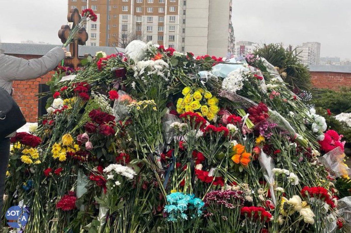 The grave to Alexey Navalny 🇷🇺 yesterday. The police takes away flowers all the time, but people keep coming..