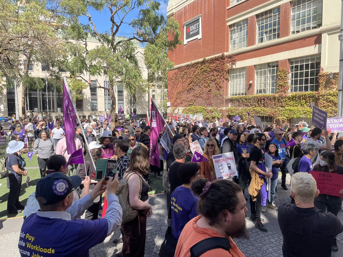 Staff massing on Bowen Street as #RMITStrikes. 1000 days of waiting for a new deal is way too long - shame on @RMIT! #HigherEd #universities nteu.au/News_Articles/…