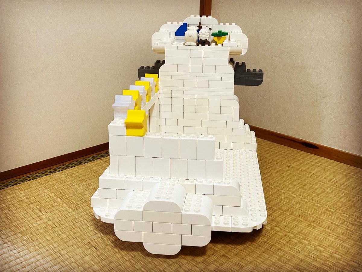 ksuyasuya1's tweet image. 過去作ですが、ひつじ(のショーン)の移動ラックバス。
トミカを参考にぬいぐるみなどを片付けたくて作りました😂
車輪が付いているので、動かせます。

#duplo (2022)