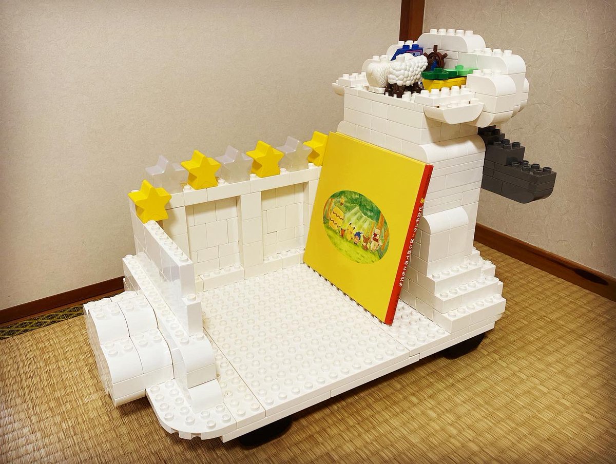 ksuyasuya1's tweet image. 過去作ですが、ひつじ(のショーン)の移動ラックバス。
トミカを参考にぬいぐるみなどを片付けたくて作りました😂
車輪が付いているので、動かせます。

#duplo (2022)