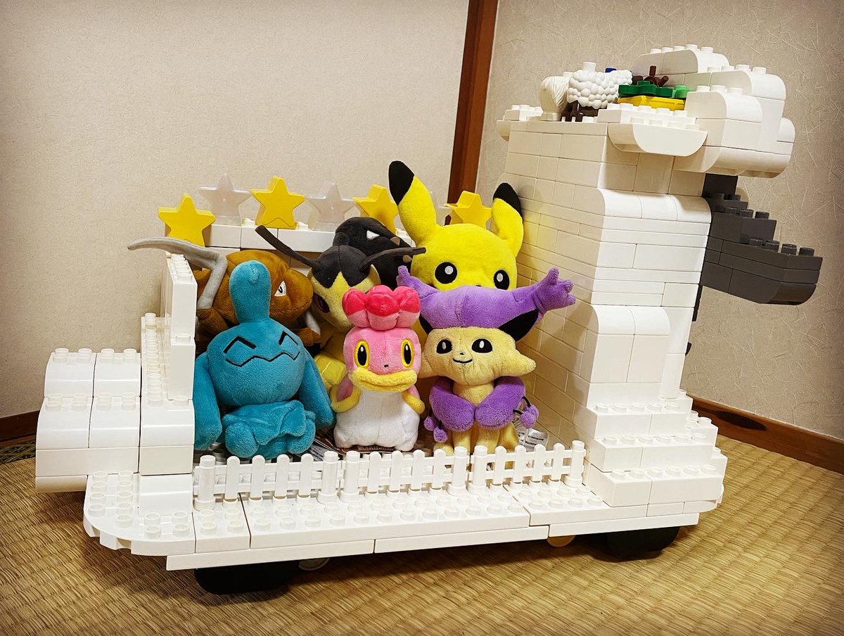 ksuyasuya1's tweet image. 過去作ですが、ひつじ(のショーン)の移動ラックバス。
トミカを参考にぬいぐるみなどを片付けたくて作りました😂
車輪が付いているので、動かせます。

#duplo (2022)