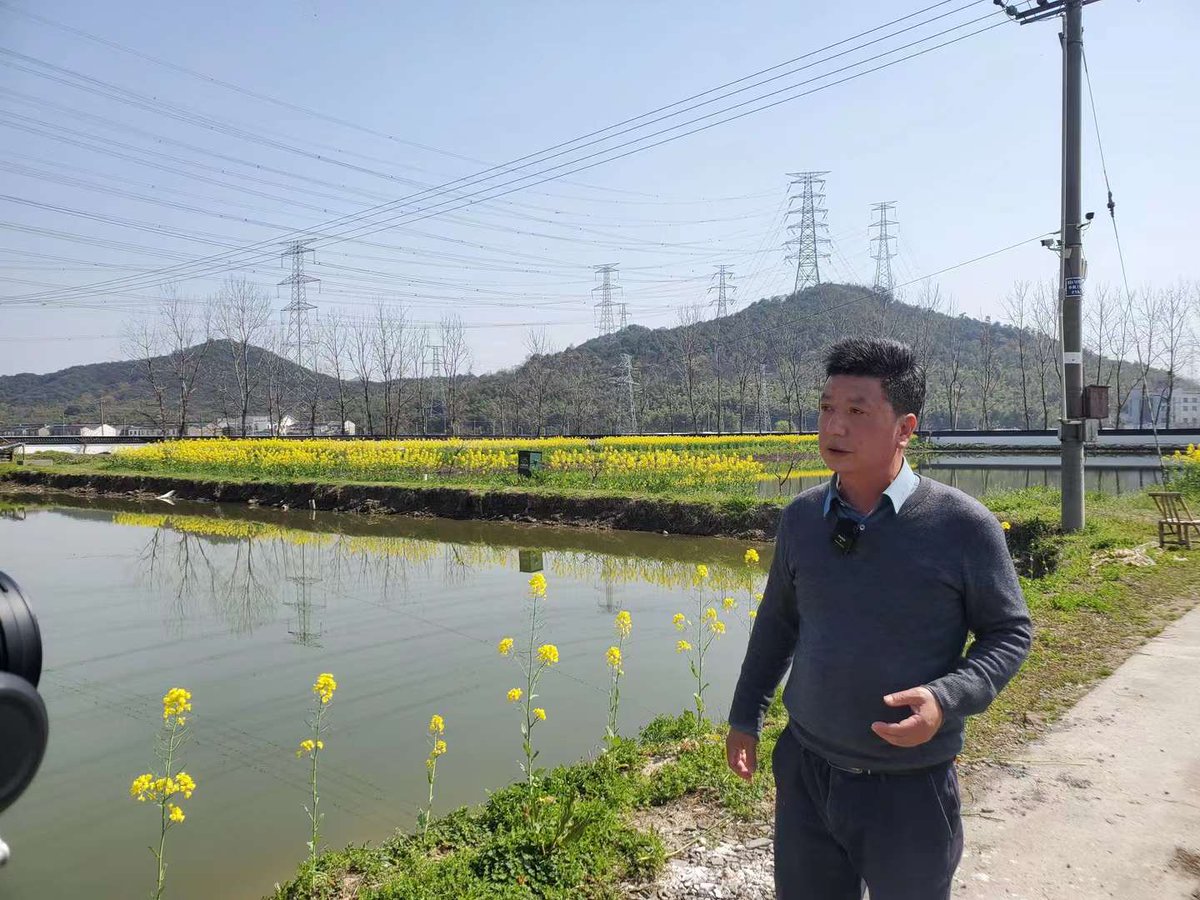 aMAzingZhejiang's tweet photo. 鉴湖渔夫蒋天明，从水产专业到机关单位再到下海经商，从河蟹对虾到生态甲鱼，他说:“我们不是渔场的主人，我们是渔场的仆人”。不在奔波于生计的他种菜，养鱼，晒太阳在自己的农庄里过“自由”的生活。 https://t.co/TLevwxuFUl