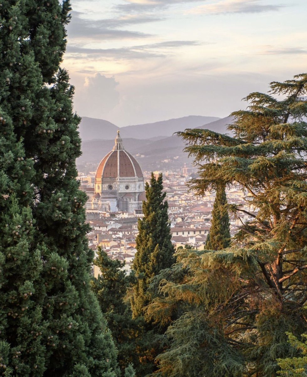 Oggi, 25 marzo, celebriamo il Capodanno Fiorentino e il Dantedì. Una giornata all’insegna delle tradizioni e della cultura della nostra città. 

Auguri a tutti e viva Fiorenza! 💜⚜️