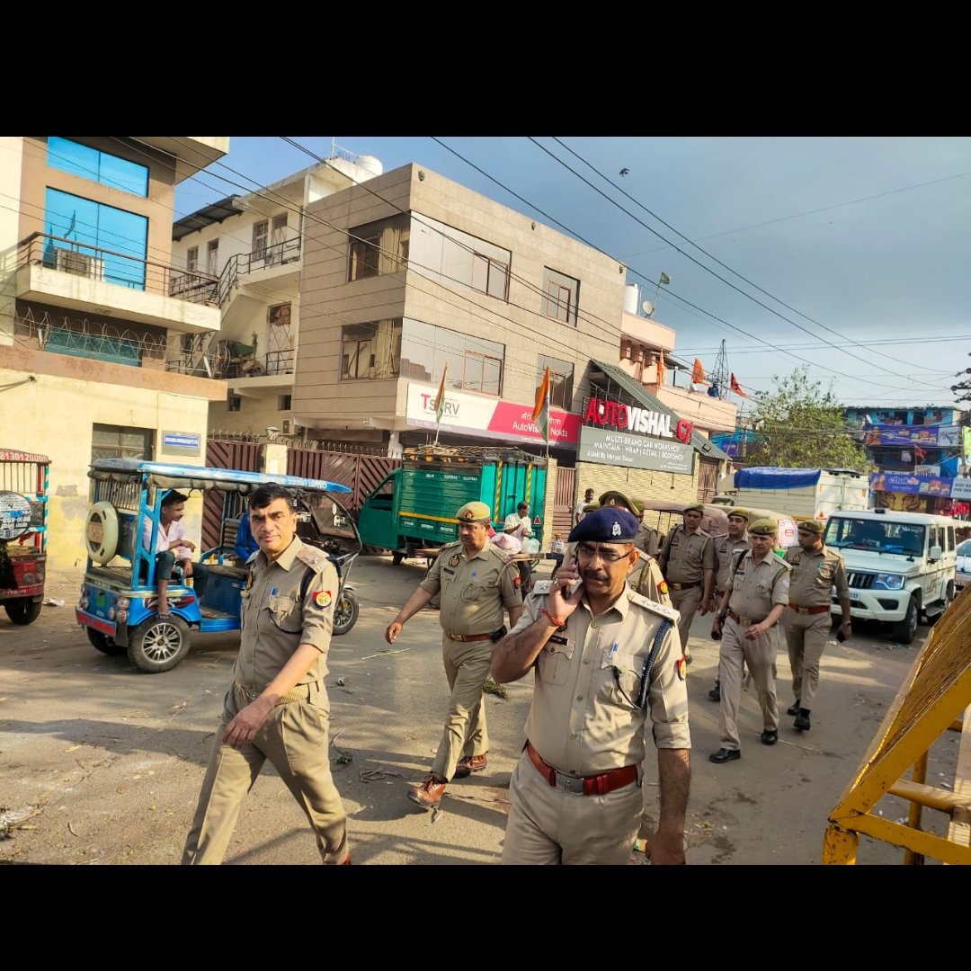 .@DCP_Noida के निर्देशन में प्रभारी निरीक्षक थाना सेक्टर 58 , प्रभारी निरीक्षक थाना फेस 1 व @acp2noida द्वारा थाना फेस-1, व थाना सेक्टर-58 क्षेत्रांतर्गत पुलिस बल के साथ पैदल गस्त किया गया व बॉर्डर/बैरियर ड्यूटी पर तैनात पुलिस बल को आवश्यक दिशा निर्देश दिये गये।#NoidaPolice