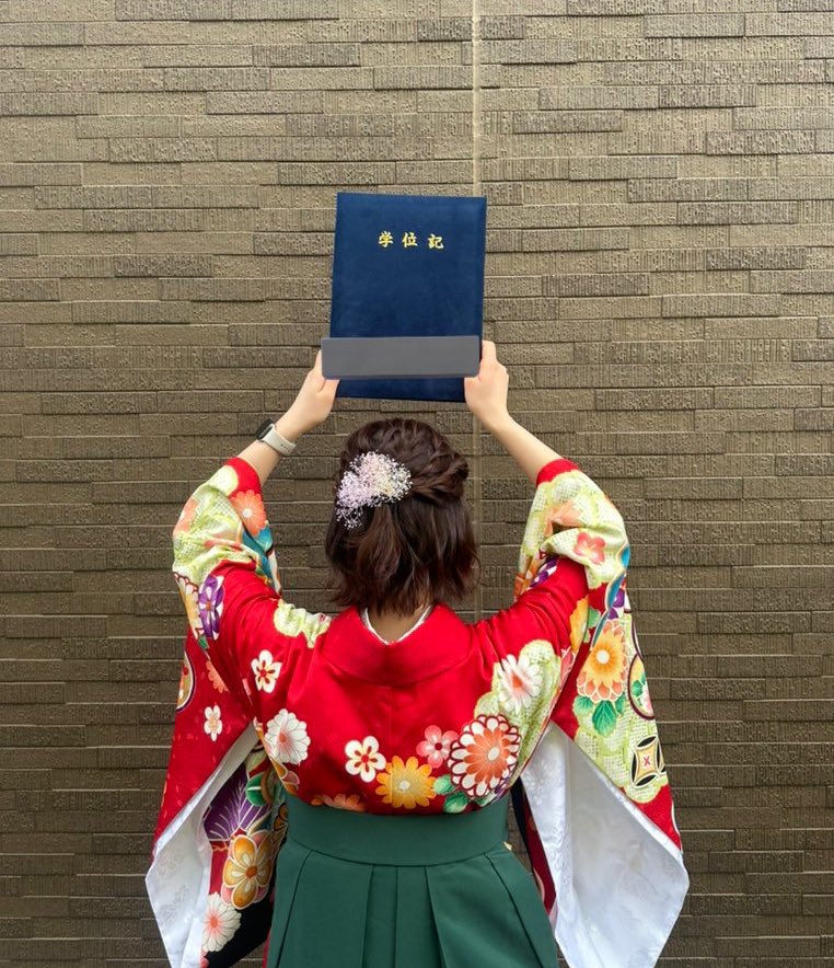 CjvtMq's tweet photo. 高校3年生のときから憧れてた、莉乃ちゃんとお揃いの袴！！
卒業式出るか正直悩んでたけど、この袴着たいから出ることにした🥹
明日から研修だ〜〜社会人頑張るぞ🔥 https://t.co/GnDPbrpyRy
