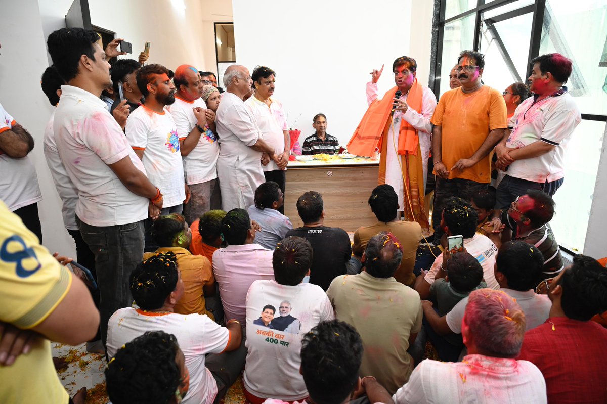 PiyushGoyal's tweet photo. आज मलाड पश्चिम में @VHPDigital द्वारा आयोजित होली मिलन कार्यक्रम में सभी को एकता, स्नेह और भाईचारे के इस पर्व की खुशियों भरी शुभकामनाएं दीं। https://t.co/pXmtYcHQ25