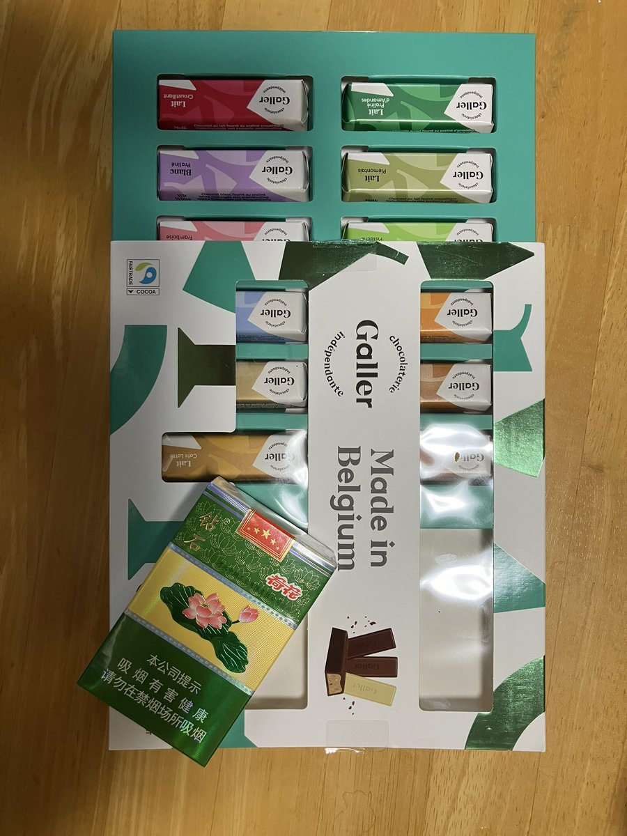 bayplum's tweet photo. 中国からの留学生から、今期最後の授業が終わった時に、プレゼントされたチョコレートとタバコ🍫
中国のタバコは、むせるような強さがあると思っていたら、意外にマイルドで、良い香り(*ˊ˘ˋ*)
そういえば、学生が、私に渡す時に、習近平が好んで吸っているものだと言っていたなぁ… https://t.co/mf3cQRykZk