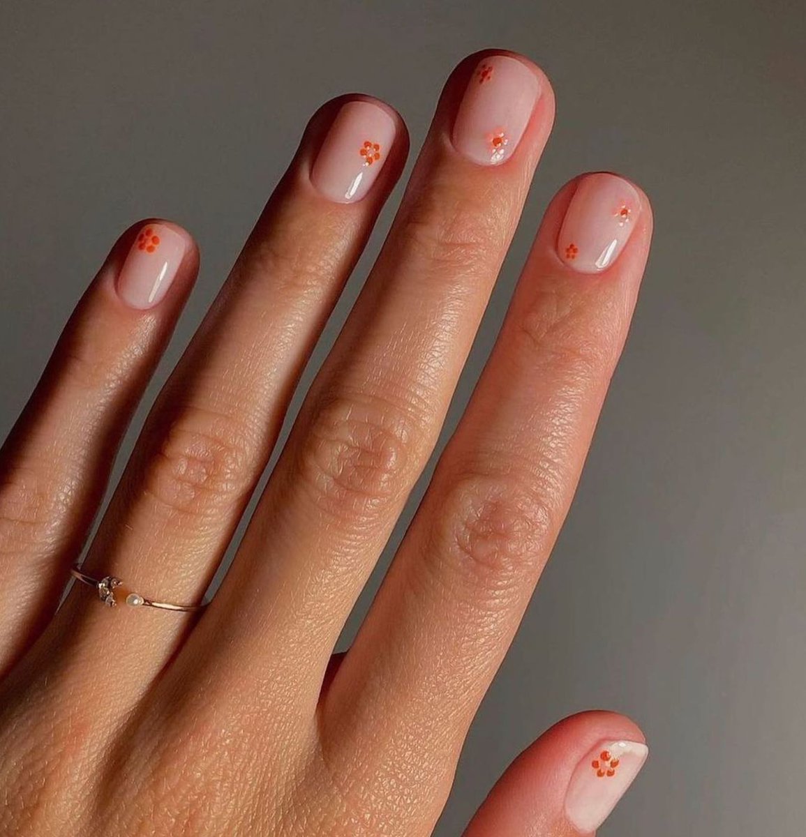 Dainty Daisy's 🌼🌸

Using Manucurist shades in Milky White, Pink Paradise, and Coral Reef 🌸☁️

Nails by <a href="/matejanova/">Mateja Novakovic</a>

Shop now on Nail Polish Direct. Next Day Delivery available 🌼 #npd #nailpolishdirect #npdirect #manucurist #nailart #floralnails #daisynails #lovenails