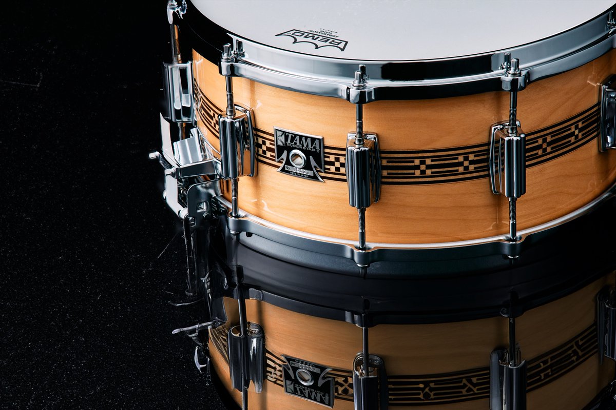 【Mastercraft Artwood Snare Drum】 太い中低音と9mm厚のシェルがもたらす音抜けの良さを誇るArtwood Birch。 全面当たりのスネアワイヤーを採用し、Roller Action Strainerを完全復刻しています。 ▼50TH LIMITED MASTERCRAFT ARTWOOD tama.com/jp/news/detail… #TAMADrums #StrongestNameinDrums