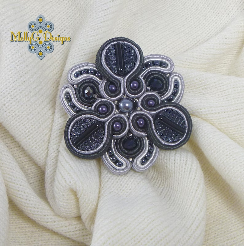 This silver grey brooch by @MollyGDesigns is both smart and beautiful. Useful too to keep your scarf in place on chillier days or a shawl for the eve. etsy.com/uk/listing/133… #tbchboosters #EarlyBiz #Brooch #jewellery #MHHSBD