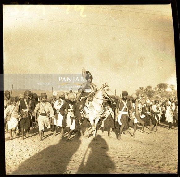 Glimpses of #HolaMohalla at Anandpur Sahib from 1979. 

#punjab #festival #anandpursahib #holi #collection #archives #digitization #panjabdigitallibrary