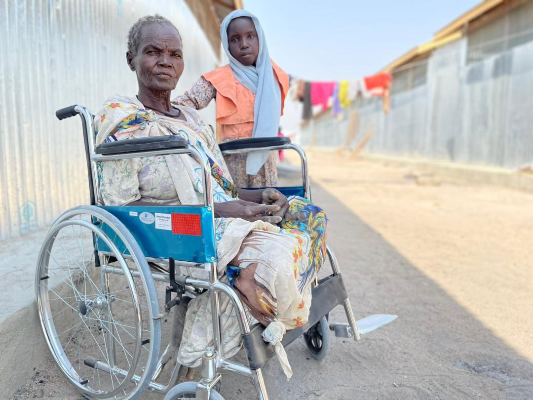 Assurer l'accessibilité et la dignité des personnes au milieu de l'urgence. Le HCR reste engagé à soutenir les personnes déplacées de force en situation de handicap. Kerima, qui a fui la guerre au #Soudan, a pu recevoir un nouveau fauteuil roulant grâce à @TCFSouthSudan.