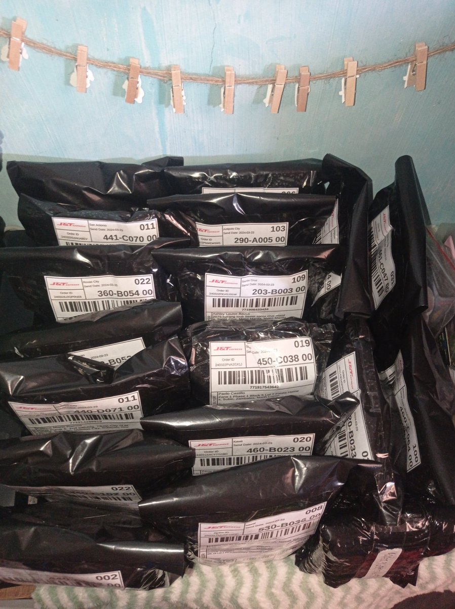 enbuying's tweet photo. #ENupdates

18 parcels are packed
16 of which will be dropped off via sco
1 of which will be direct jnt
the latter 1 will be shipped after holy week

dropping off today @ 3:30pm

thank you for trusting!!! https://t.co/fM888zya4U