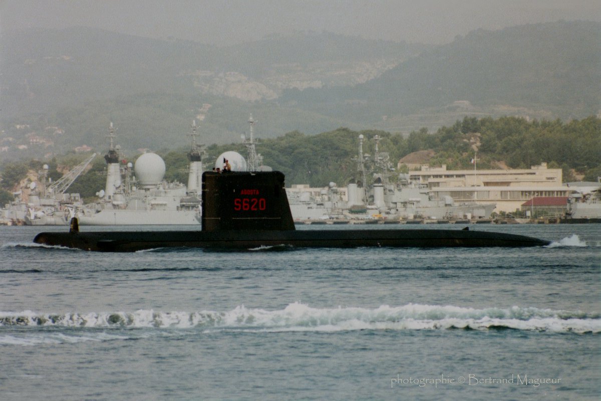 1983, ma toute première photographie d'un bateau militaire (j'avais 15 ans).
25 000 autres suivront jusqu'à la démocratisation de la photographie numérique banalisant cette activité (Internet).
A l'époque nous n'étions sur toute la France qu'une petite dizaine de 'shiplovers'.