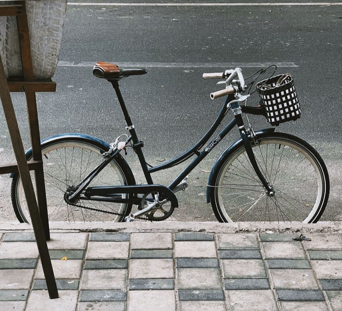 My Bike Selfie III:
Tarunn (runtotarun.com) photographs "The Lady Bicycle".... timeless elegance.
#cycling #commuterbike #commuterbikes #photography #art #cyclinglife