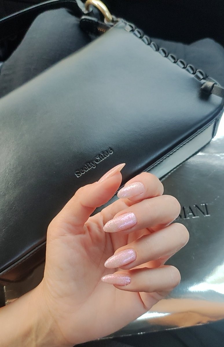 black_bloomm's tweet image. Elimi çalmazlar inş :) 
#elchallenge