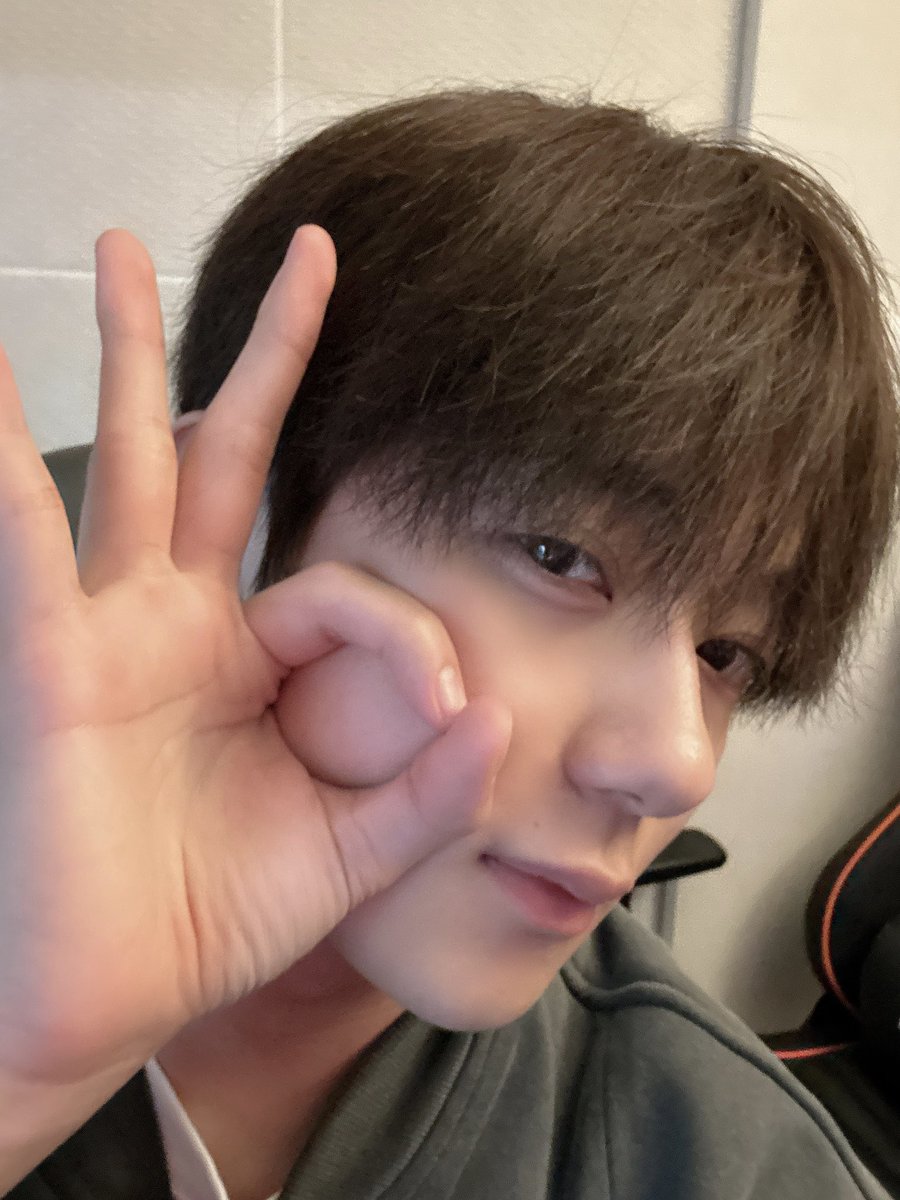 [#OX]

오엑이 1000일 추카!!!

#OMEGA_X #오메가엑스 
#예찬 #YECHAN