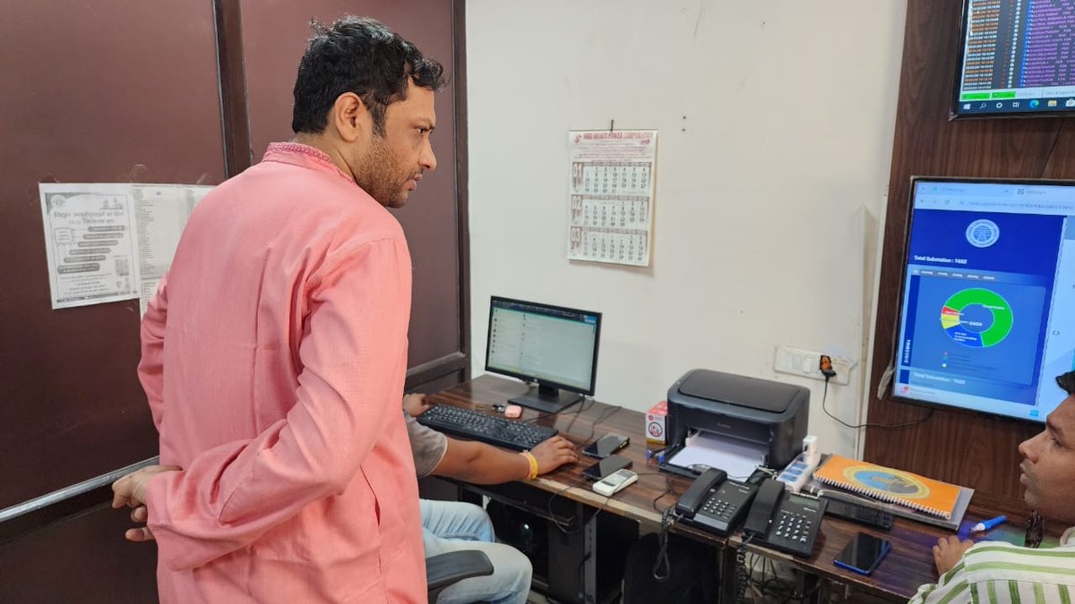 MDDVVNL's tweet photo. होली के पावन पर्व पर विधुत आपूर्ति में कोई व्यवधान न हो व किसी भी अप्रिय  स्थिति में तत्काल संज्ञान लेने हेतु आगरा मुख्यालय पर नियंत्रण कक्ष कार्यशील है, में आज प्रातः  निरीक्षण कर व्यवस्था को देखा। @aksharmaBharat @UppclChairman @mduppcl @dvvnlhq https://t.co/3mks9F4r5z