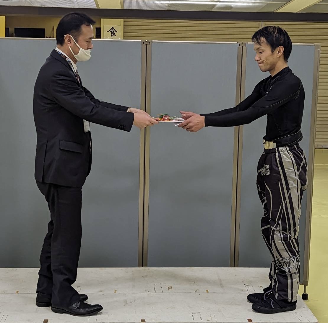 br_mikuni's tweet photo. 20日開幕の「坂井市制18周年記念」は、今日（25日）優勝戦が行われ、インから逃げ切った1号艇 #下出卓矢 選手がV🏆今年2度目の優勝🥇を飾ったカ〜ニ🦀
地元水面は、一昨年11月の「第26回三国競艇大賞」以来のVとなった下出選手🤗おめでとう🎉カ〜ニカニ🦀🦀🦀 https://t.co/3HedAhzTUS