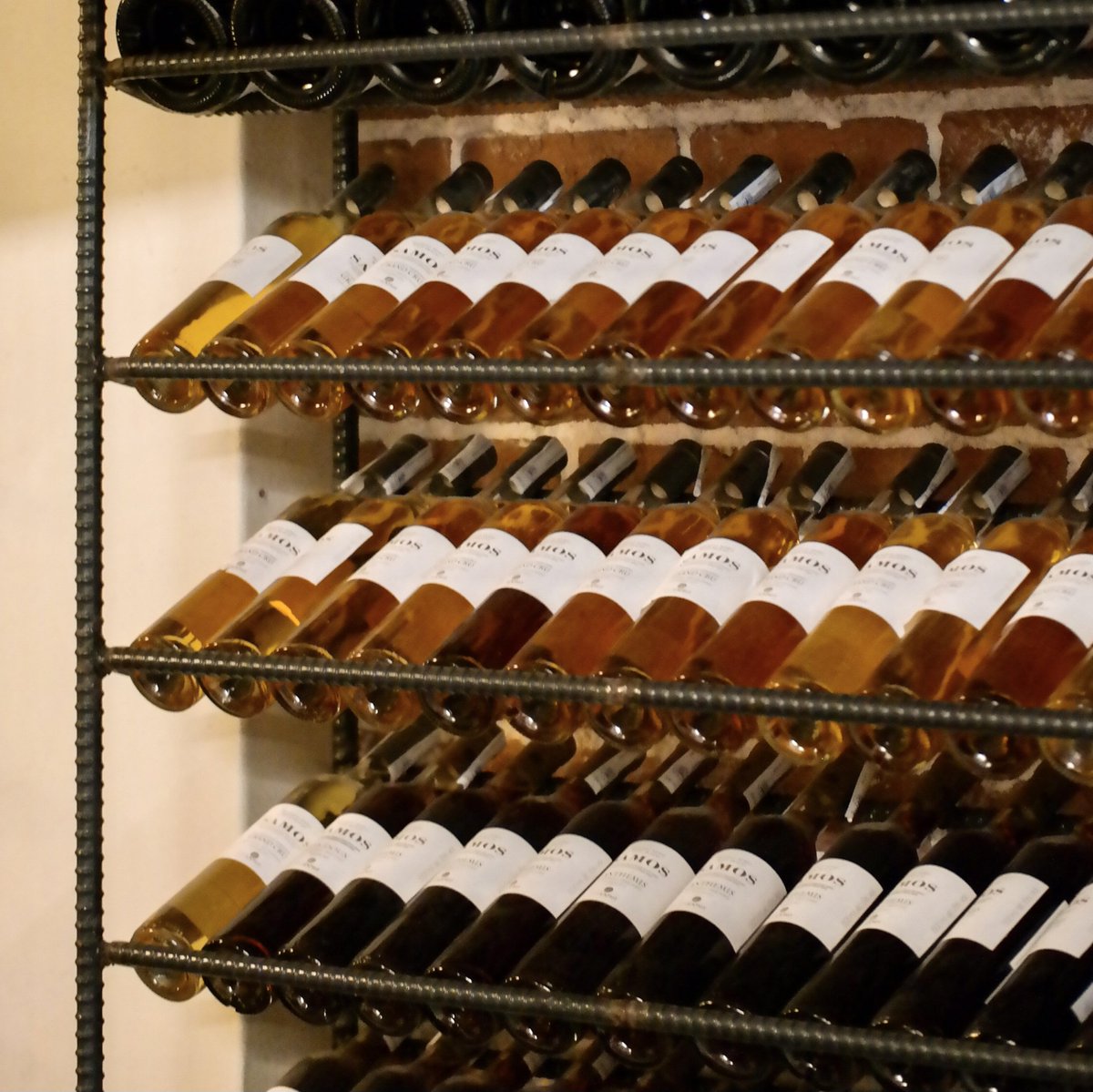 사모스 와인 보관방법 🍷 
개봉 전엔 뉘어서 서늘한 곳에서 보관해주시고 드실 때는 차갑게 칠링해서 마시면 알코올의 맛도 덜 나고 달콤함을 더욱 즐길 수 있습니다 🍯 개봉 후 와인이 남았다면 코르크를 잘 막아 냉장보관해주신다면 6개월도 맛 변화 없이 마실 수 있다는 사실!!!