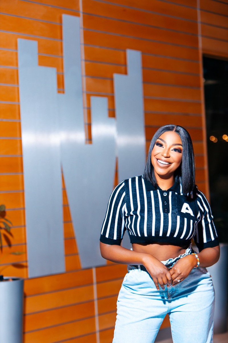 KhutsoTheledi's tweet photo. Sometimes there's NO next time, NO time-outs,
NO second chances. Sometimes it's
NOW or NEVER!

It’s about time you walk in your worth. Your presence is needed. you are needed-your passion, your heart, your mind, your creativity, your compassion, and your empathy.
so, don't sit on the sidelines-questioning your place.

You belong, here!
You are strong. you are here on purpose, for a purpose!

This week, you will give it your best. lean into wisdom. Take action - whenever and however you can. that's all that is required of you.

@METROFMSA we #BreakAwayWithKhutsoTheledi from 9AM-12PM #AHiFambeni