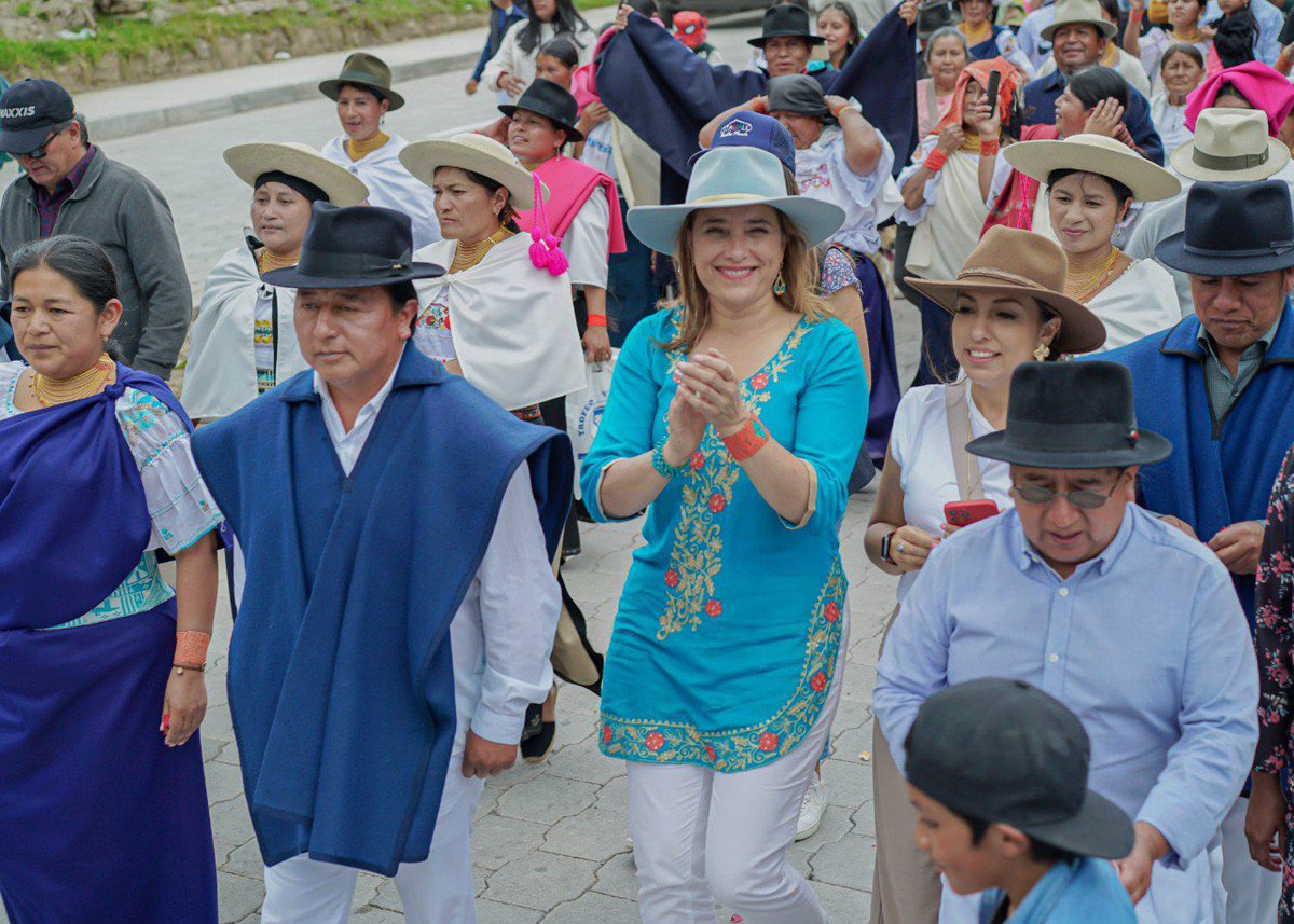 GADOtavalo's tweet photo. #CumplimosConOtavalo

🏞🚧👷‍♂️👷‍♀️

La alcaldesa @bellhermosa, concejales y autoridades del GAD Parroquial de Ilumán inauguraron la obra de adoquinado en la Av. San José, comunidad de Carabuela. Este importante proyecto vial genera una serie de beneficios para la comunidad.

. https://t.co/l4VLry0hC3
