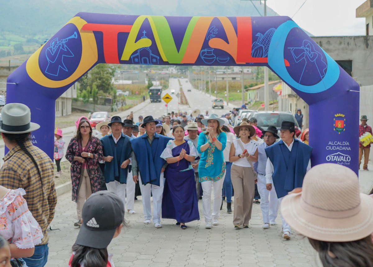 GADOtavalo's tweet photo. #CumplimosConOtavalo

🏞🚧👷‍♂️👷‍♀️

La alcaldesa @bellhermosa, concejales y autoridades del GAD Parroquial de Ilumán inauguraron la obra de adoquinado en la Av. San José, comunidad de Carabuela. Este importante proyecto vial genera una serie de beneficios para la comunidad.

. https://t.co/l4VLry0hC3