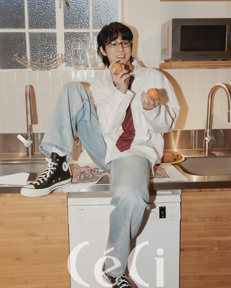 cecikorea's tweet photo. 드.디.어! 베일에 가려져 있던 <쎄씨> 포토북 유노윤호 에디션 ‘YOUTH’의 화보컷을 살짝 공개합니다!📖

https://t.co/iKPrdjNrEc

#동방신기 #유노윤호 #정윤호 #U_KNOW #UKNOW #YUNHO #ユンホ #ユノ #TVXQ! #東方神起 #TOHOSHINKI https://t.co/DsAv2Uz3wt