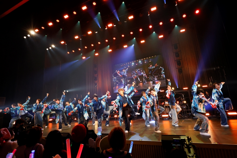 qj_web's tweet photo. 22名のハンサムが管轄外の歌、ダンスで魅せる“奇跡的な機会”『SUPER HANDSOME LIVE2024 “WE AHHHHH！”』レポート✍

https://t.co/GPDTlKrHo7

ハンサムの飛行機に乗って、さまざまな世界へと観客を誘う。そこにあったのは高揚する最高のエンターテイメントだった。
#ハンサムライブ2024 @handsomefes https://t.co/D1T4hYuhmG