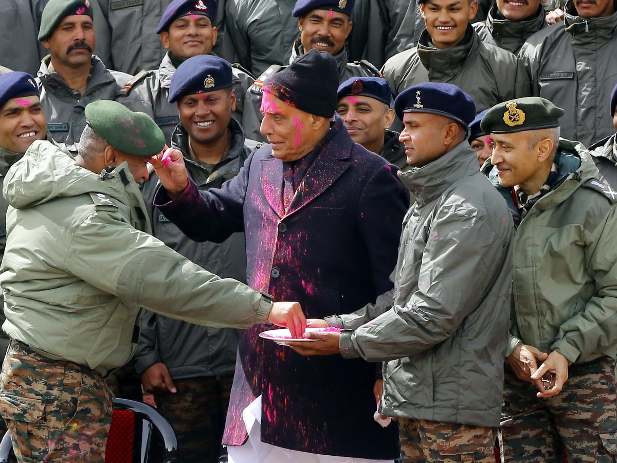 adgpi's tweet photo. Continuing with the tradition of celebrating Festivals with Soldiers  deployed in Forward Areas, Hon'ble Raksha Mantri Shri Rajnath Singh and General Manoj Pande #COAS celebrated #Holi with the Troops of @firefurycorps in Leh, #Ladakh.

Hon’ble Raksha Mantri and #COAS played colours, shared sweets and extended #Holi greetings to the Soldiers and their families back home, besides commending them for their high morale & steadfastness while operating in the challenging terrain & weather conditions.

#HappyHoli
#IndianArmy
#OnPathToTransformation

@DefenceMinIndia
@SpokespersonMoD
@NorthernComd_IA