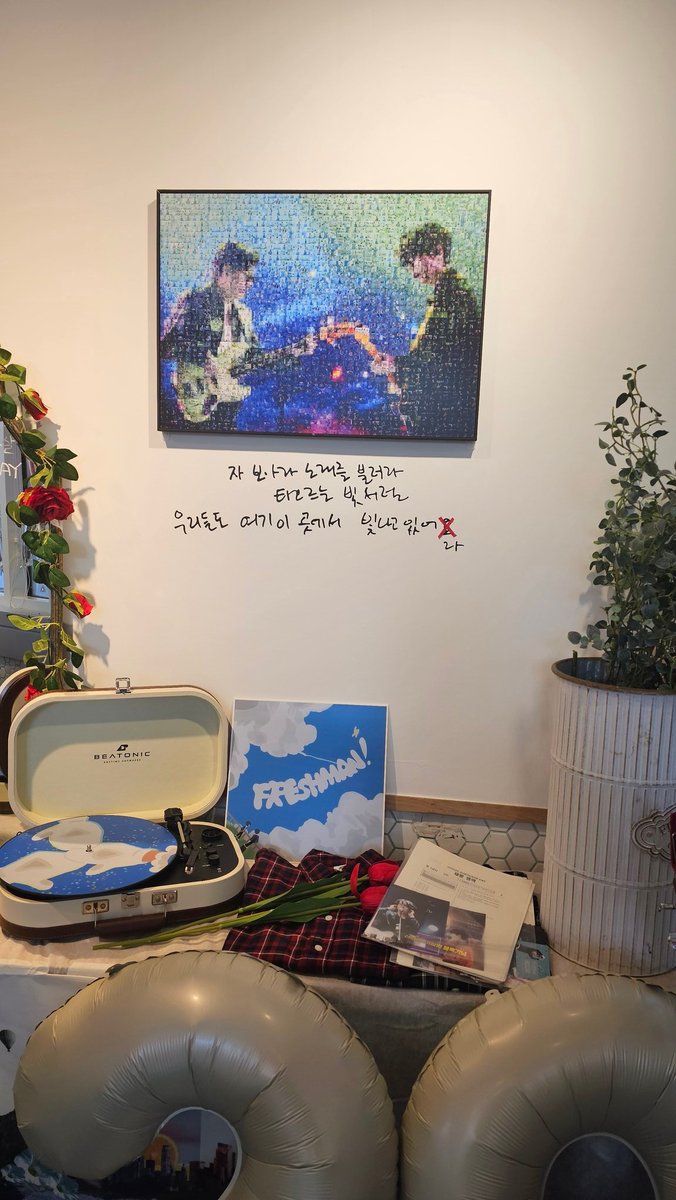 gidogdogun's tweet photo. 마지막날 후다닥 갔는데 생각보다 엄청난 디테일에 놀랐습니다. 영수증에 가사출력과 수많은 굿즈, 사진, 이벤트들 덕분에 가서 즐거운 추억들만 만들고 갔습니다.
메뉴도 너무 맛있었어요
카페 열어주셔서 감사합니다♡
#빛나라_페퍼톤스의_스무살 
#HAPPY_PPTNZ_DAY https://t.co/ao2TiYorgw