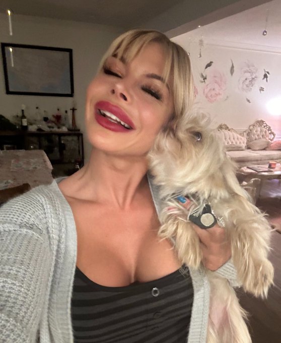 No better feeling than coming home to a little pup who is just so happy to see you! 🥰 https://t.co/3