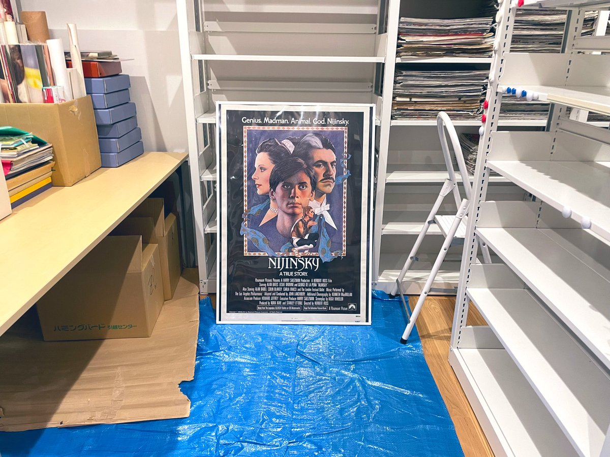 Meglio_Stasera's tweet photo. ただね、地下の一番目立つところに『ニジンスキー』のポスターが屹立していたのには驚いた。ヤラセなし。アムゼル画伯の最高傑作。いずれ額装しますが、なんちゅうたかて白髪を七三あたりで分けたアラン・ベイツ。日枝久や関口宏が漂わせる胡散臭さと同質のものがあって、メディア的にも批評性が高い。 https://t.co/fqa6r3r1Ag