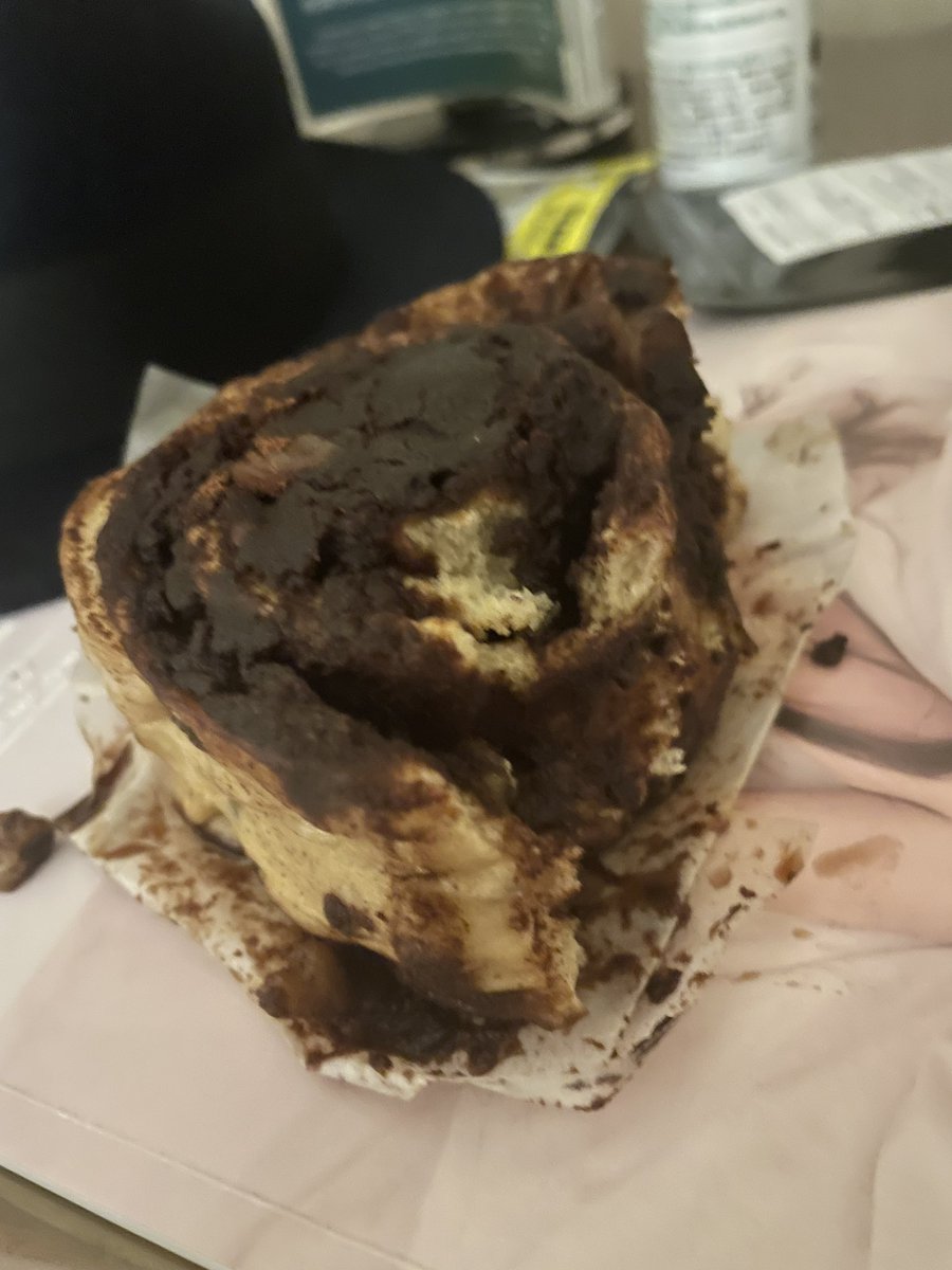 台湾最終日…
と言うか、思いがけず初日から深夜の観光に連れて行って貰えていろんな夜市行けましたわ！笑
台湾のシナモンロールはめちゃくちゃスパイスが効いてて辛い…
こんなの食えんわ！笑