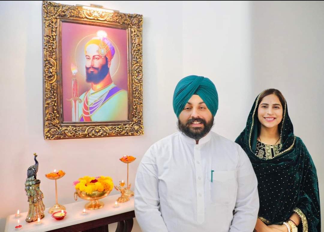 ਮਾਣਯੋਗ ਸਿੱਖਿਆ ਮੰਤਰੀ @harjotbains @DrJY_IPS ਜੀ ਨੂੰ ਵਿਆਹ ਦੀ ਪਹਿਲੀ ਵਰ੍ਹੇਗੰਢ ਦੀਆਂ 🙏ਸਮੁੱਚੀ NSQF ਯੂਨੀਅਨ ਕਮੇਟੀ ਵੱਲੋ ਬਹੁਤ ਬਹੁਤ ਮੁਬਾਰਕਾਂ🙏ਵਾਹਿਗੁਰੂ  ਤੁਹਾਨੂੰ ਚੜਦੀਕਲਾ ਬਖਸ਼ਣ🙏 ਬੈਂਸ ਸਾਬ ਸਾਨੂੰ ਪੂਰਨ ਓੁਮੀਦ ਹੈ ਕਿ ਤੁਹਾਡੇ ਰਾਜ ਚ ਇਸੇ ਸਾਲ ਹਰਿਆਣਾ ਤੋ ਵੱਧ ਤਨਖਾਹ ਵਾਧਾ ਮਿਲੇਗਾ #NSQF_PUNJAB