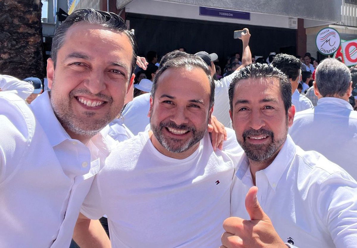 lalocarmona11's tweet photo. Fue un gusto acompañar a nuestro amigo @RomanCepeda a su registro para contender como Alcalde de #Torreon por un segundo periodo! Sigamos construyendo juntos el
amor por nuestra bendita tierra, por eso y más #YoConRoman #RomanSeQueda https://t.co/pDgUyhUy6L