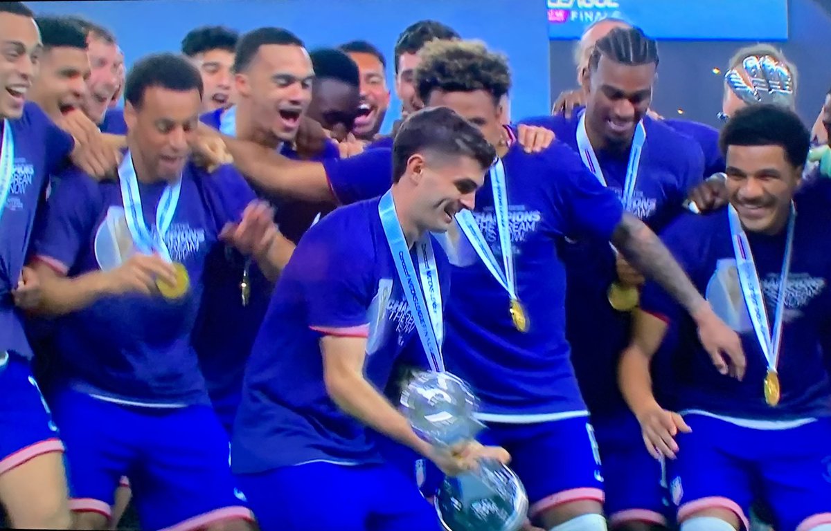 Some young #USMNT fans may feel a bit spoiled, but do not take victories over Mexico for granted.  Trophies never get old & Dos A Cero never gets old. 🏆 🇺🇸 #USAvMEX
#Concacaf #ConcacafNationsLeague