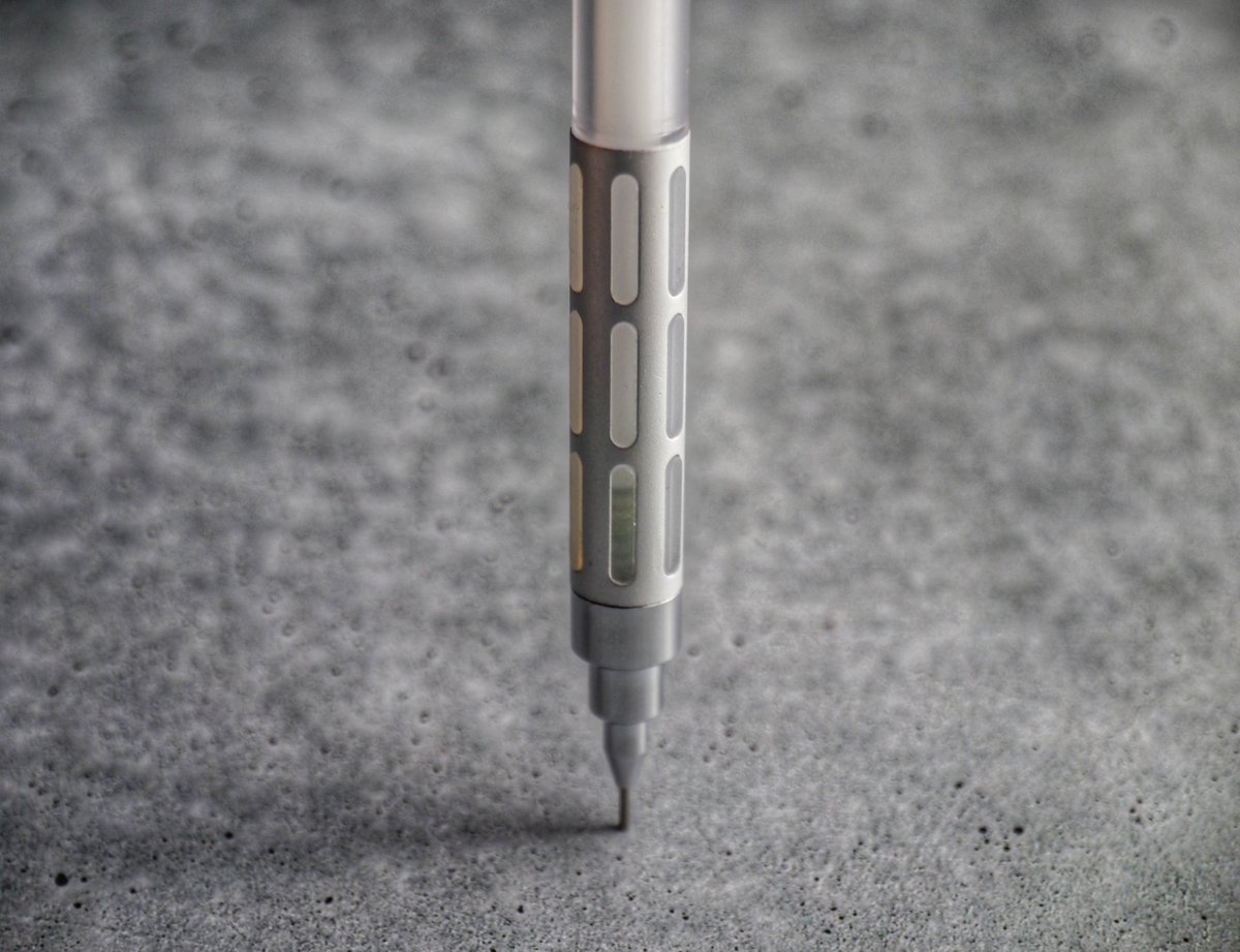 felo__9's tweet photo. Pentel / Graph1000 TSUTAYA 限定
@pentel_pepe
スケルトン軸がとても美しく、機能性を損なっている硬度表示窓まで素敵な一本ですね。
グリップのラバーまで透明なので先端の機構が透けて見えてより一層美しさを増しています。
#ぺんてる
#graph1000 https://t.co/ivwVBMuhkv