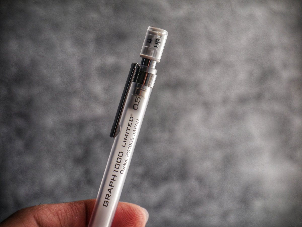 felo__9's tweet photo. Pentel / Graph1000 TSUTAYA 限定
@pentel_pepe
スケルトン軸がとても美しく、機能性を損なっている硬度表示窓まで素敵な一本ですね。
グリップのラバーまで透明なので先端の機構が透けて見えてより一層美しさを増しています。
#ぺんてる
#graph1000 https://t.co/ivwVBMuhkv