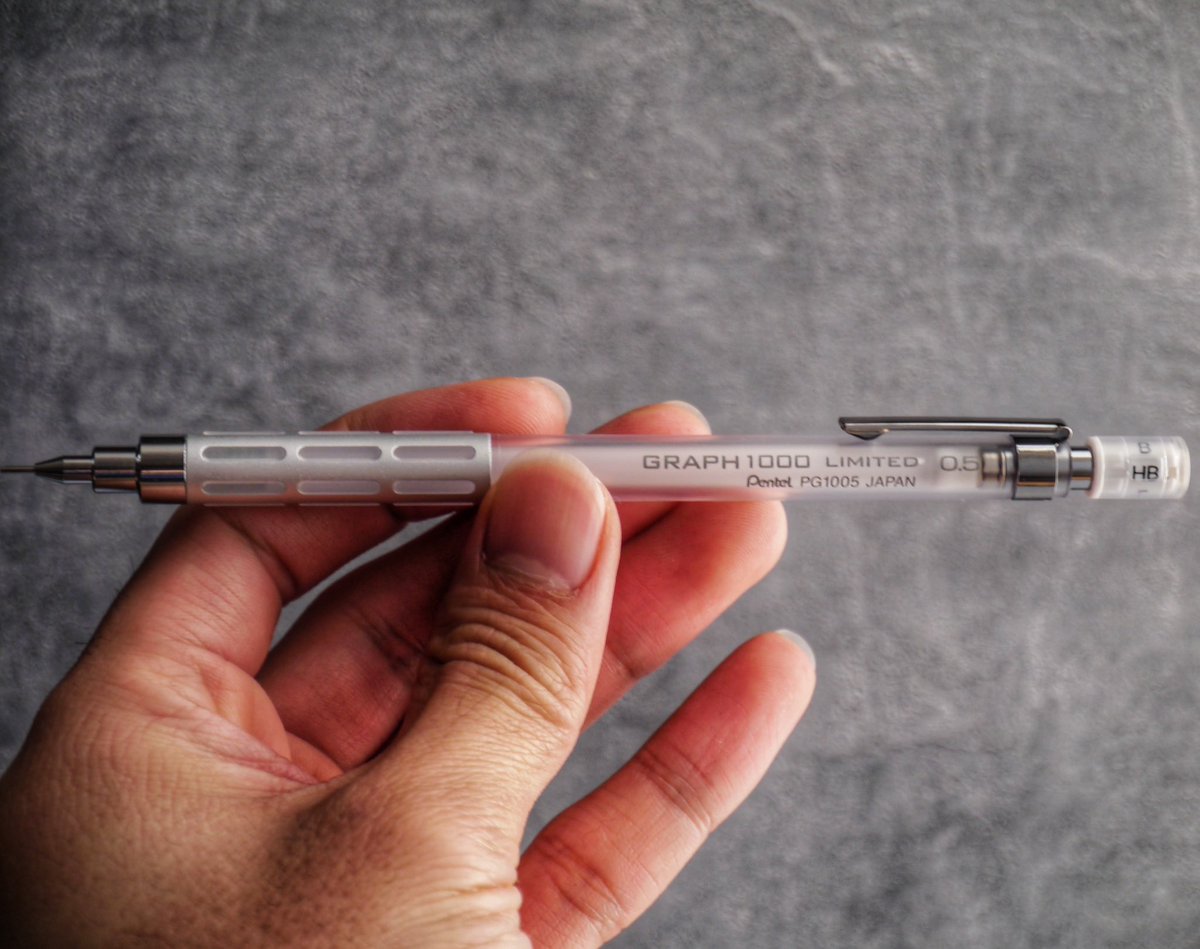 felo__9's tweet photo. Pentel / Graph1000 TSUTAYA 限定
@pentel_pepe
スケルトン軸がとても美しく、機能性を損なっている硬度表示窓まで素敵な一本ですね。
グリップのラバーまで透明なので先端の機構が透けて見えてより一層美しさを増しています。
#ぺんてる
#graph1000 https://t.co/ivwVBMuhkv