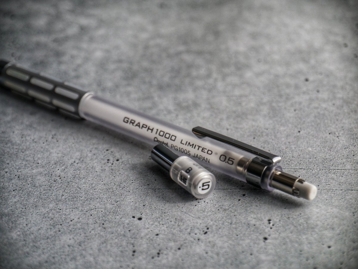 felo__9's tweet photo. Pentel / Graph1000 TSUTAYA 限定
@pentel_pepe
スケルトン軸がとても美しく、機能性を損なっている硬度表示窓まで素敵な一本ですね。
グリップのラバーまで透明なので先端の機構が透けて見えてより一層美しさを増しています。
#ぺんてる
#graph1000 https://t.co/ivwVBMuhkv
