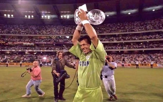 𝐖𝐡𝐞𝐧 𝐏𝐚𝐤𝐢𝐬𝐭𝐚𝐧 𝐫𝐮𝐥𝐞𝐝 𝐭𝐡𝐞 𝐰𝐨𝐫𝐥𝐝 🇵🇰 #OnThisDay 32 years ago, Pakistan became World Champions 🏆 #YehHaiKarachi | #KarachiKings | #PAKvENG