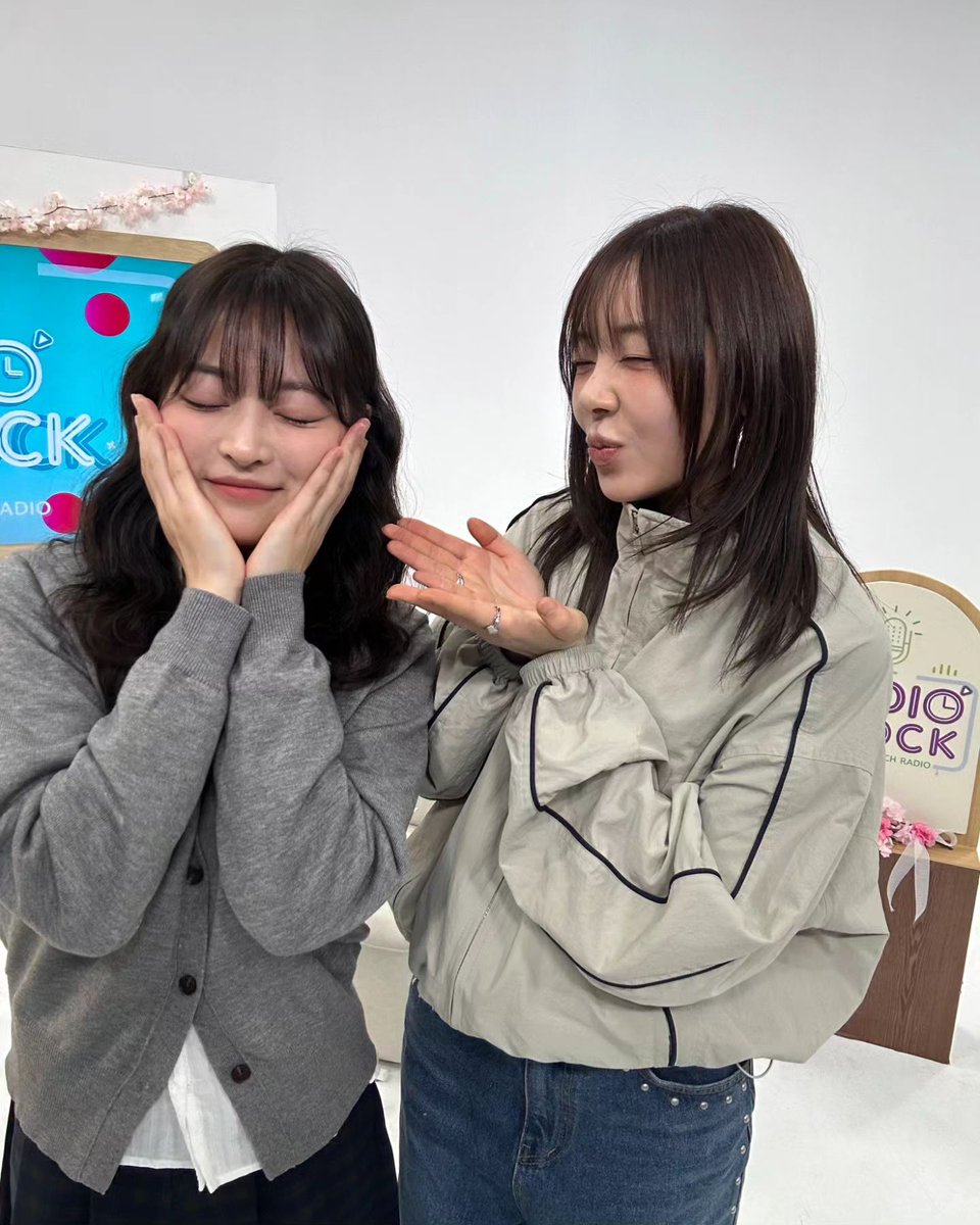 LC_Sinformation's tweet photo. 240314 @radio_clock1516 Instagram

https://t.co/6CvesyI0Pi

@LC__Ashley #LADIESCODE #레이디스코드 #ASHLEY #애슐리 #CHOIBITNA #최빛나 #AshleyChoi #RADIOCLOCK #라디오클락 #YEBIT #예빛

[🎧MUSIC Lab🎙]

☃️ A song full of cozy winter feelings ❄️
⛱️ full of sunshine and summer feelings🌊
We were joined by Yebit, who has a voice that goes well with any song💖

Not only her own songs,
she is also loved for her cover song videos🍑

She took videos of various cover songs
There are many videos that haven't been posted yet,😋 so we've put together a collection of them!
NG compilation! Behind-the-scenes compilation! Please post it😆

🍭It's white day, so he brought candy and shared it with everyone🍬.
🤗Thanks to him, I got my sugar fix💝.
