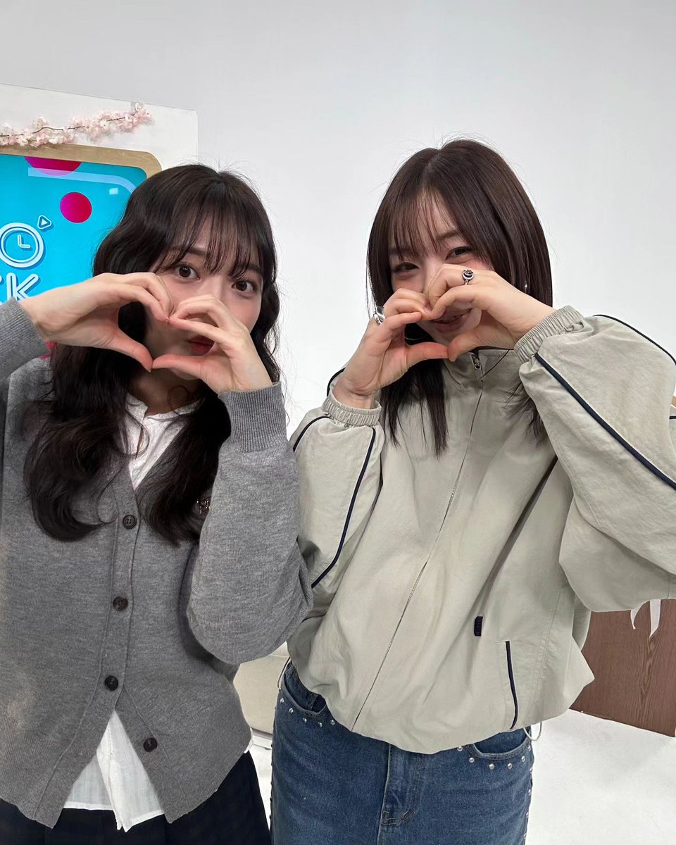 LC_Sinformation's tweet photo. 240314 @radio_clock1516 Instagram

https://t.co/6CvesyI0Pi

@LC__Ashley #LADIESCODE #레이디스코드 #ASHLEY #애슐리 #CHOIBITNA #최빛나 #AshleyChoi #RADIOCLOCK #라디오클락 #YEBIT #예빛

[🎧MUSIC Lab🎙]

☃️ A song full of cozy winter feelings ❄️
⛱️ full of sunshine and summer feelings🌊
We were joined by Yebit, who has a voice that goes well with any song💖

Not only her own songs,
she is also loved for her cover song videos🍑

She took videos of various cover songs
There are many videos that haven't been posted yet,😋 so we've put together a collection of them!
NG compilation! Behind-the-scenes compilation! Please post it😆

🍭It's white day, so he brought candy and shared it with everyone🍬.
🤗Thanks to him, I got my sugar fix💝.