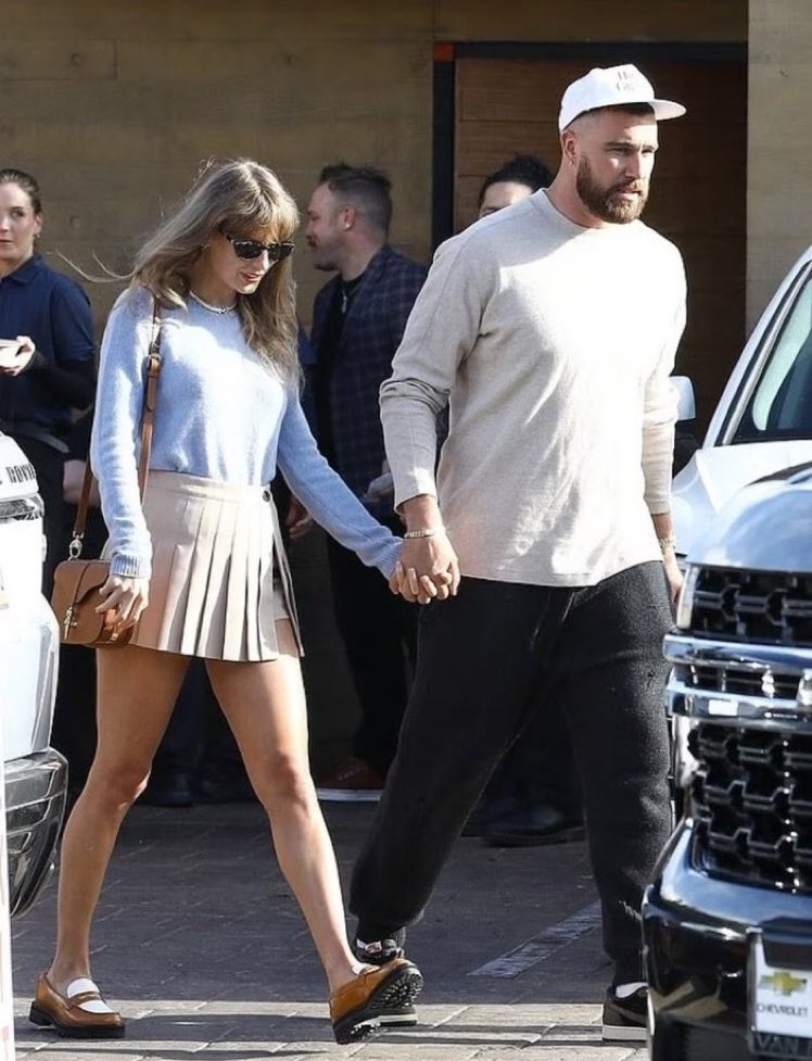 the coordinating outfits, the interlaced hand holding, the him-leading-the-way-for-tayprincess, the insync walking, the slightly too small hat, oh tayvis nation we are so back