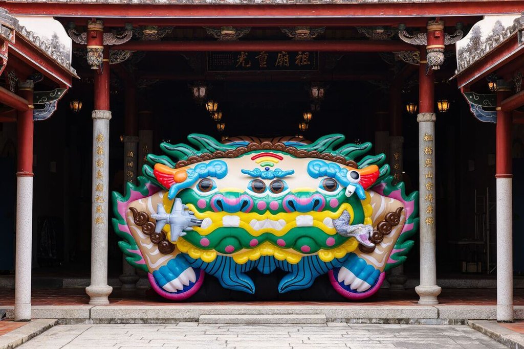 SiteTaiwanInfo's tweet photo. Une œuvre installée par Komiya Yukina dans un site historique de Tainan mêle la tradition des shisa d’Okinawa et les célèbres lions-épées d’Anping pour représenter l’histoire personnelle de l’artiste et différentes influences ayant façonné le #Taiwan moderne.
📸ville de Tainan https://t.co/h9GvpAj9hF