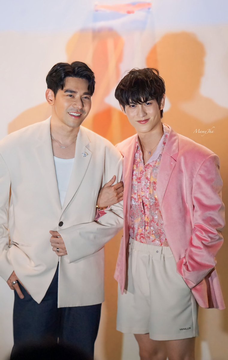 เพิ่งสังเกตุ….แล้วทำไมไม่มองกล้องพร้อมกันละค๊าาาา555 โอ้ยเน๊ออออ 

#VANILLIN #VANILLINSS24
#PorschArm #พอร์ชอาม
<a href="/PorschArm/">Porsch Arm</a>  <a href="/ArmPorsch/">Arm Porsch</a>