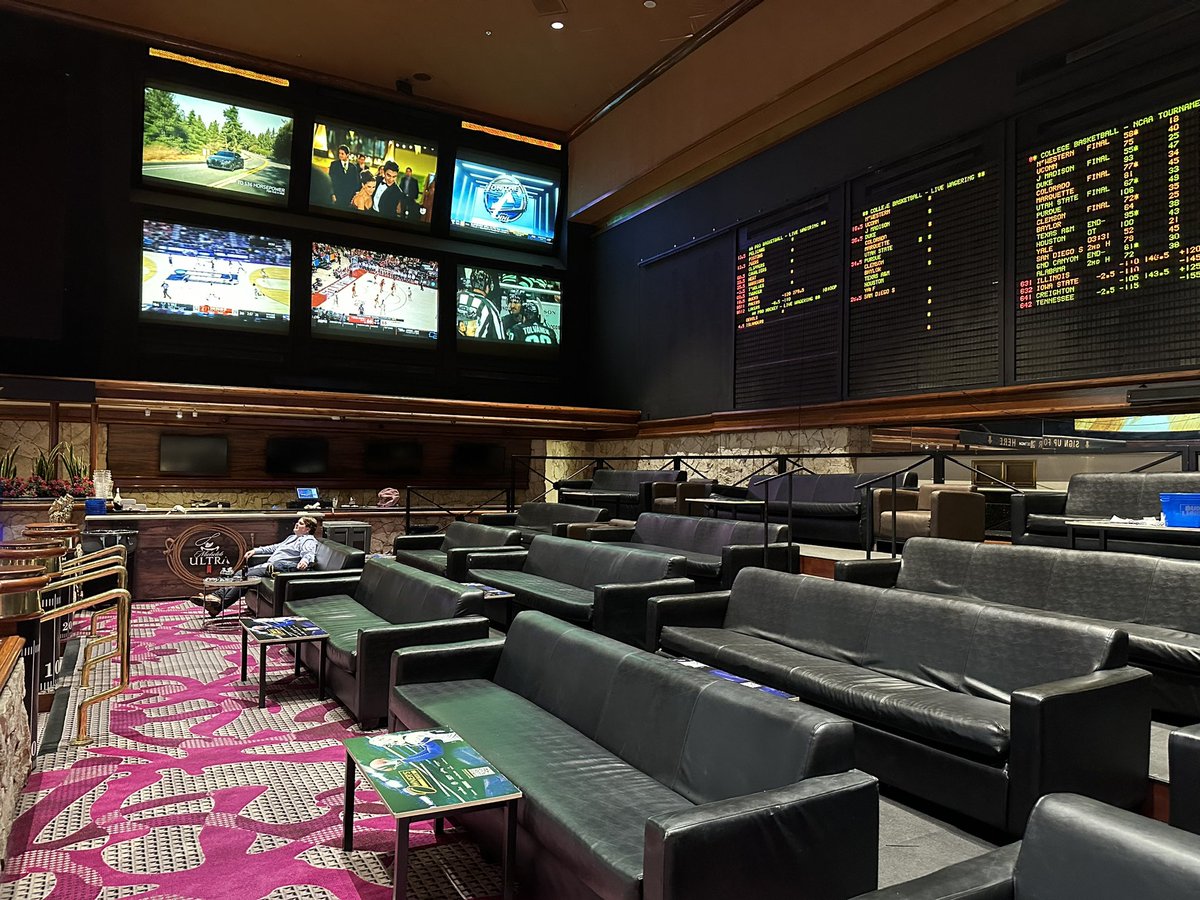 That's a wrap on 48 games in 4 days in fabulous Las Vegas!💥🏀🙌🥃

We're the sole survivor of March Madness at Mirage!😂

I cherish the year's greatest weekend spent with new and old friends alike more every revolution around the sun. 🌎 ❤️ 

We're on to Boston! Go Huskies!🐶