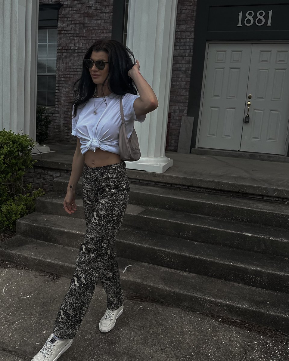 destinydelisio_'s tweet photo. All my favorite places seem to have a ‘cult’ feel. I walked towards the front door of this place and realized what we’d stumbled across.. moving right along! 🌚 #totalsolareclipse wearing #basicpleasuremode https://t.co/HlRjDEDqav
